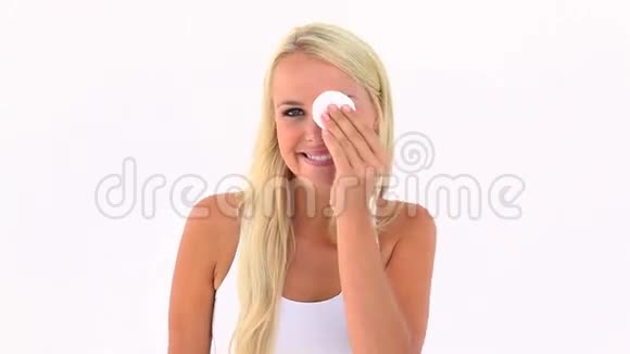 女人用棉垫在眼睛上视频的预览图
