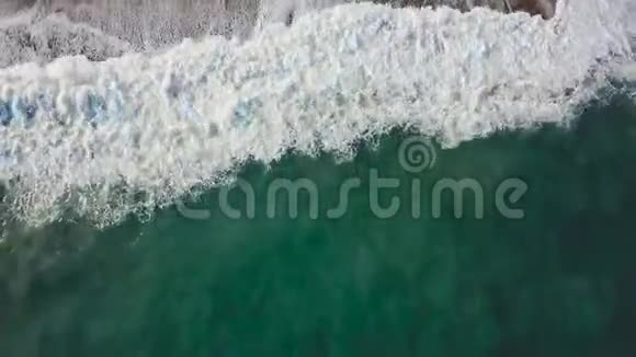 沙滩库存俯瞰美丽的沙滩蓝色的海浪滚滚而来海洋背景视频的预览图