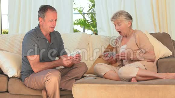 老年夫妇打牌视频的预览图