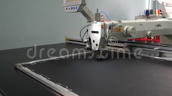 自动缝纫机机器人缝纫机人造皮革上的自动机器刺绣图案机器人视频的预览图