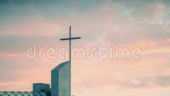 在天主教会上空的日落时间视频的预览图