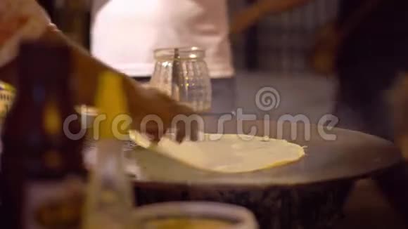 亚洲夜市烹饪准备一个煎蛋卷填充不同的填充4K视频的预览图