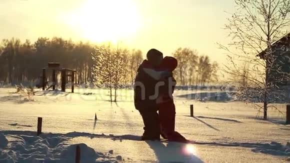 年轻夫妇拥抱着在雪地里摔倒视频的预览图