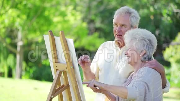 退休妇女向她丈夫展示一些东西视频的预览图