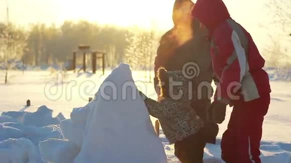 孩子们试图爬上一座白雪皑皑的金字塔视频的预览图