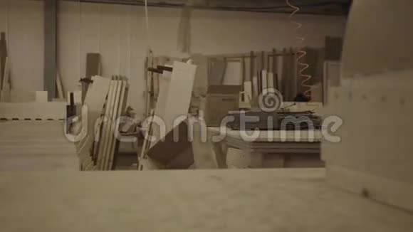 家具厂有许多木板和桌子的工厂的景色视频的预览图