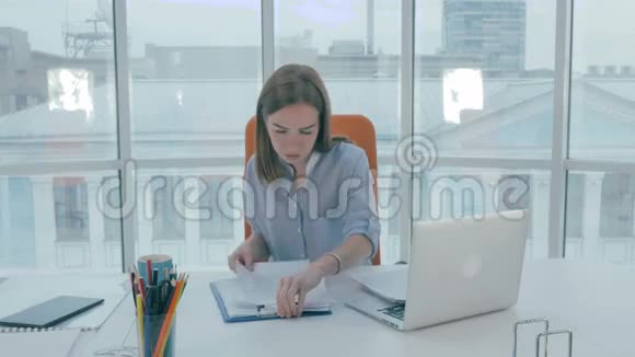 年轻的女商人在现代办公室用笔记本电脑工作视频的预览图