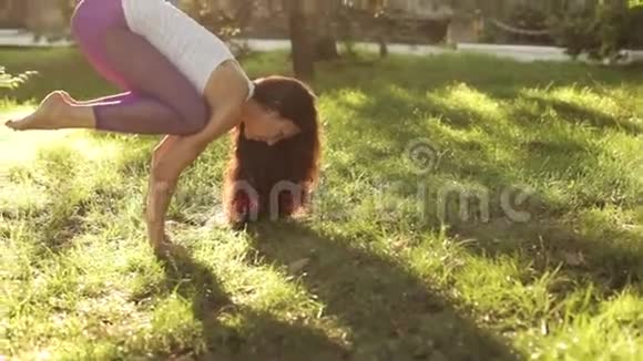 在阳光明媚的早晨在草坪上做瑜伽和普拉提练习视频的预览图