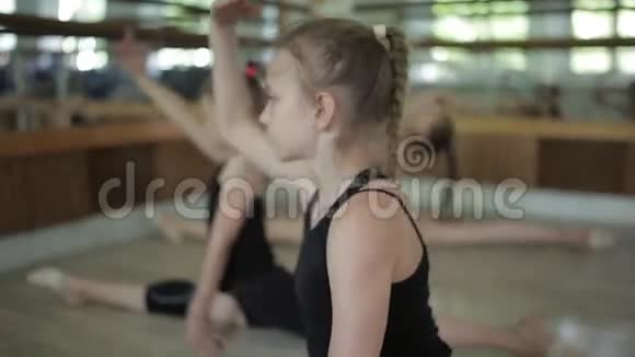 韵律体操三个女孩在健身房热身视频的预览图