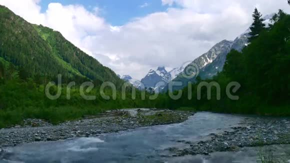 卡夫卡兹地区河谷与河流和森林的时间推移视频的预览图
