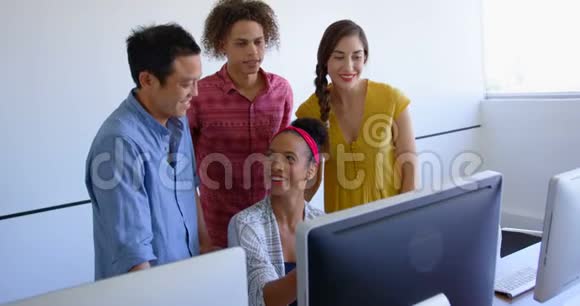 多民族商人在现代办公场所讨论计算机问题视频的预览图