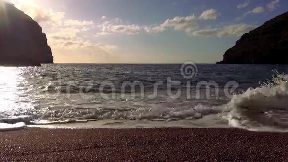 日落时分的寂寞地中海湾视频的预览图
