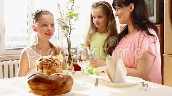 有孩子的幸福家庭挂复活节彩蛋视频的预览图