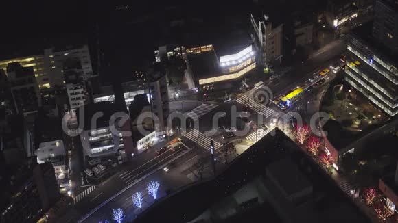 东京市区夜间道路交通视频的预览图