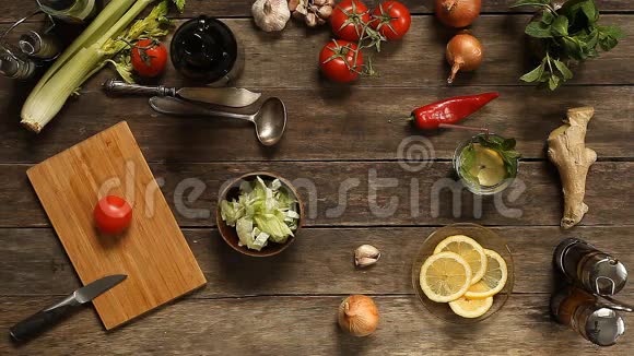 在木桌上切番茄沙拉视频的预览图