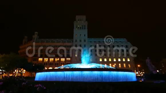 加泰罗尼亚广场上五颜六色的喷泉视频的预览图