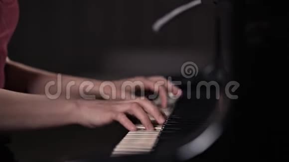 特写一位弹钢琴乐器的女孩手键盘音乐家钢琴演奏会视频的预览图