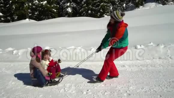 快乐的一家人在冬天的雪山上玩得很开心妈妈和她的两个孩子正在滑雪视频的预览图