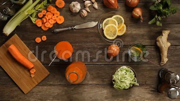 新鲜胡萝卜和胡萝卜汁在旧木桌上放蔬菜视频的预览图