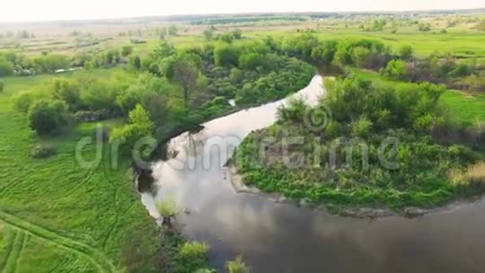 河流全景低空中视野4k30fps视频的预览图