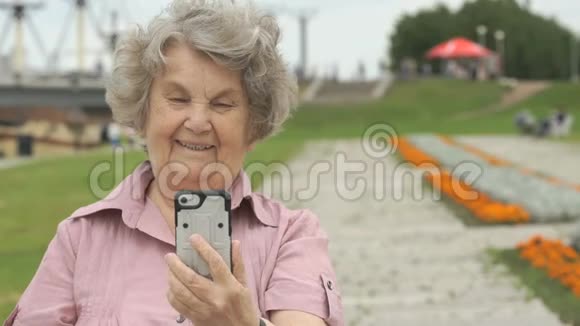 老年妇女使用手机拍照视频的预览图