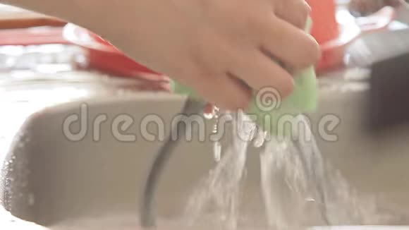 双手洗厨房用具视频的预览图
