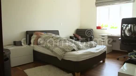 男孩起床准备在卧室的时光流逝镜头视频的预览图
