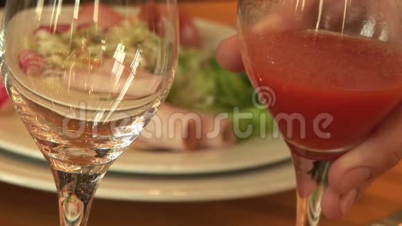 人喝番茄汁肉类蔬菜沙拉视频的预览图