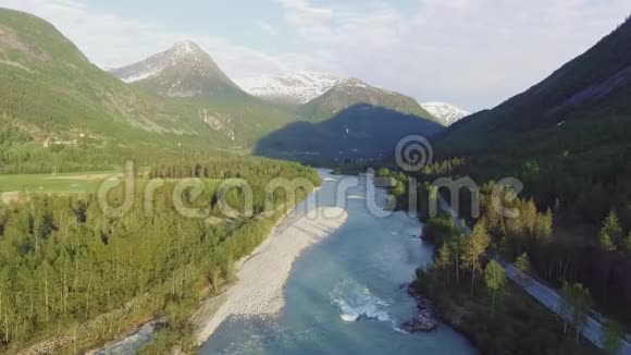 阳光明媚的一天挪威Jostedalsbreen国家公园山谷的鸟瞰图视频的预览图
