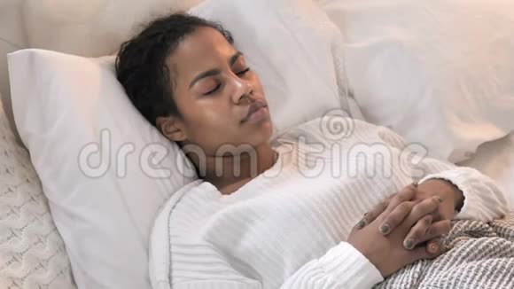 睡在床上的非洲年轻女子的最高景观视频的预览图
