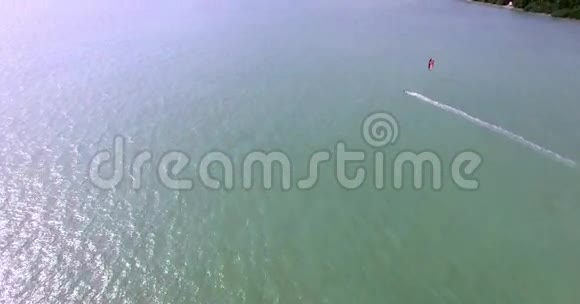 在热带岛屿风筝冲浪鸟瞰赤鸢飞海骑手高速骑行旅行概念泰国普吉岛视频的预览图