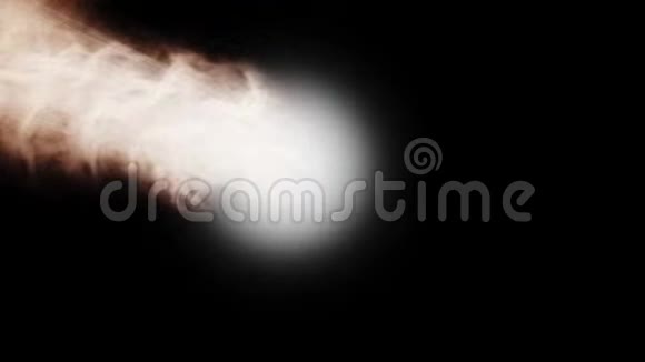 橙色尾巴从左到右的白色彗星视频的预览图