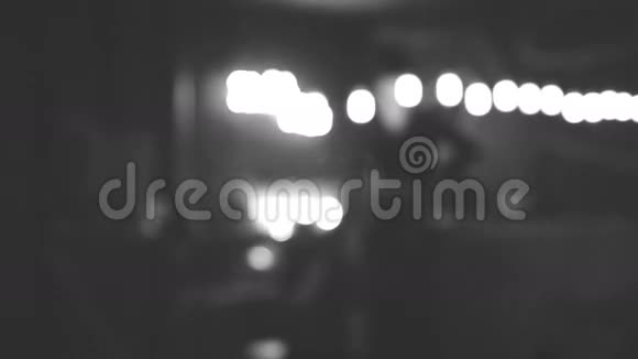 美丽的女孩坐在灯间的酒吧里视频的预览图