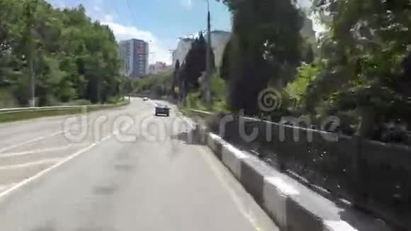 自旅行夏季南克里米亚路经过雅尔塔市视频的预览图