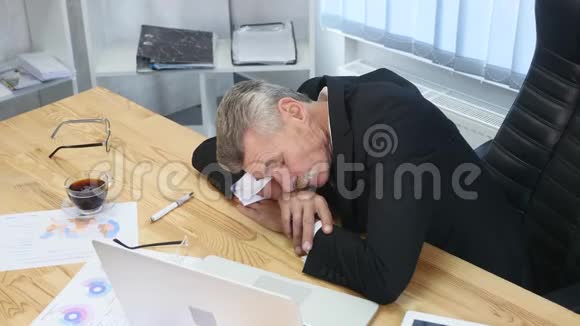 厌倦了手提电脑的商人在办公室睡着了视频的预览图
