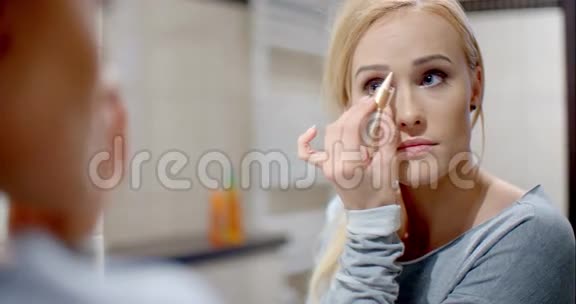 漂亮的金发女人用眉毛化妆视频的预览图
