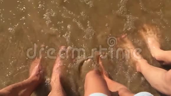 男孩女孩和男人水家庭腿在海洋慢动作视频强浪沙海休息家庭视频的预览图