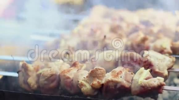 去烤肉特写镜头曼格尔的肉片烧烤烧烤食品宏观视频的预览图