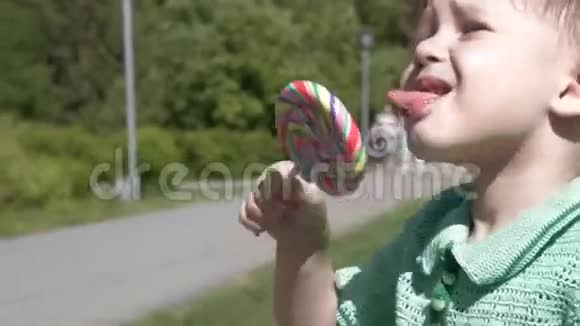 带棒棒糖户外的小孩视频的预览图
