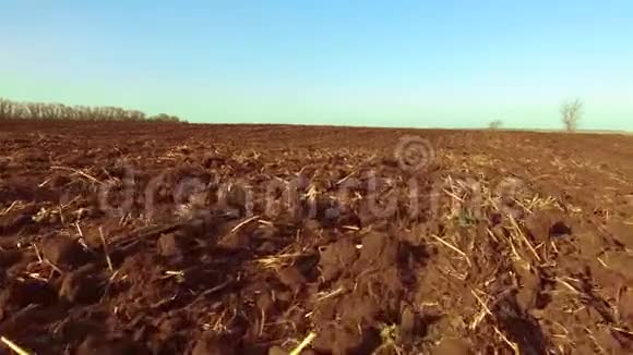 耕田蓝天稳动农业抽象视角黑暗宽湿土壤方式视频的预览图