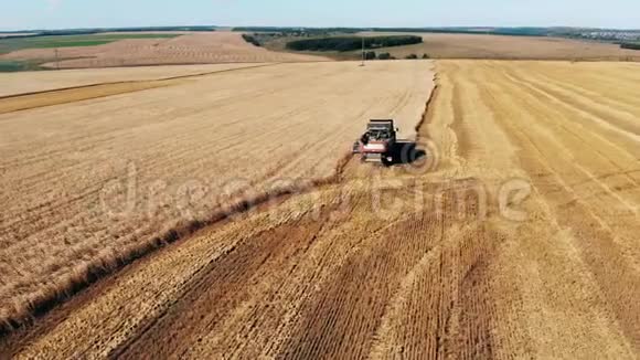 农业机器正在收割庄稼视频的预览图