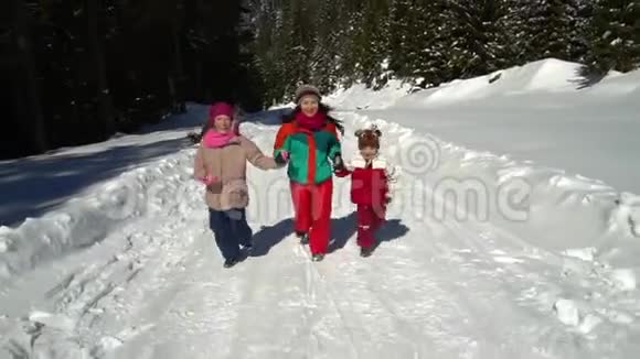 快乐的一家人在冬天的雪山上玩得很开心妈妈和她的两个孩子正在滑雪视频的预览图