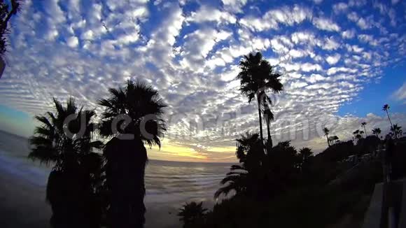 云团在海边的日落视频的预览图