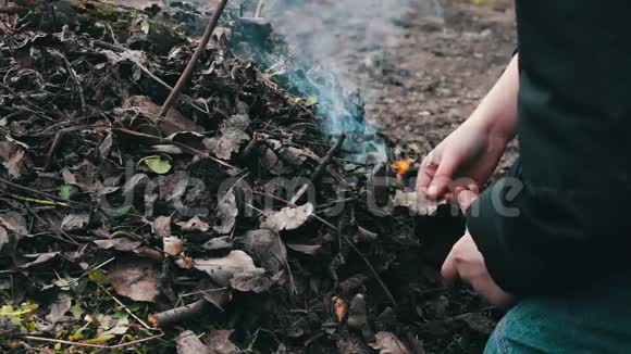 青少年用干燥的老叶子做篝火污染环境视频的预览图