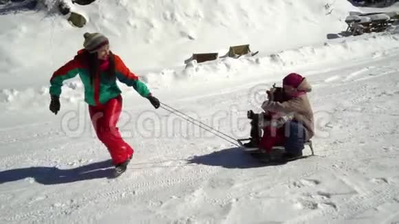 快乐的一家人在冬天的雪山上玩得很开心妈妈和她的两个孩子正在滑雪视频的预览图