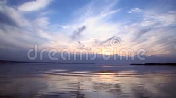 河上美丽的日落视频的预览图