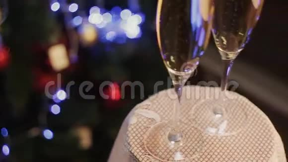 为庆祝圣诞节准备两杯香槟红色背景视频的预览图