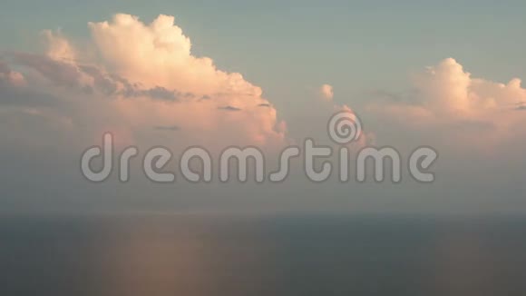 时光流逝俄罗斯太阳落山时海面上有粉红色的积云视频的预览图