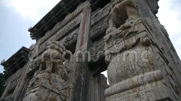 中国石拱建筑古城门云石狮麒麟视频的预览图