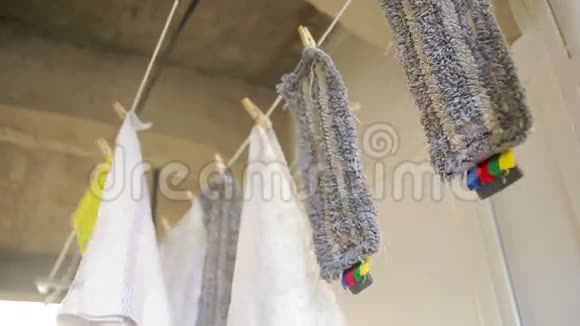 门垫在晾衣绳上烘干晾衣绳上的毛巾风中的布视频的预览图
